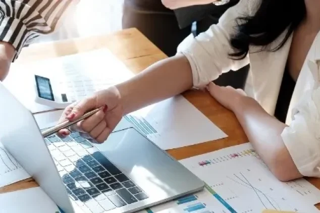 Highlighting LinkedIn marketing services for lead generation.