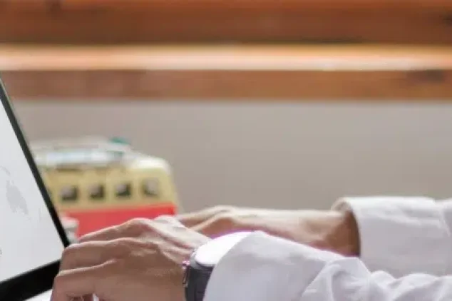 Person working at a lead nurturing agency.