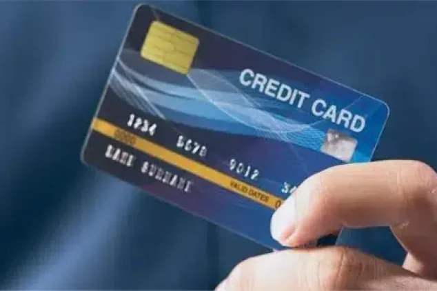 A man holding a credit card, symbolizing purchasing power, signifies the connection to purchasing lead lists.