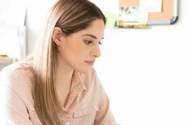 Woman working for a cold email agency